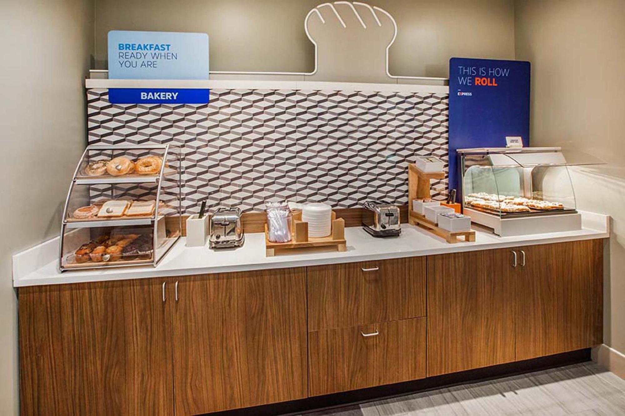 Holiday Inn Express Whitby Oshawa By Ihg Dış mekan fotoğraf